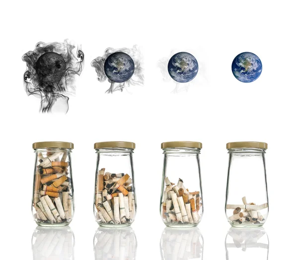 Αποτσίγαρο σε μπουκάλι με τον καπνό που καίει τον κόσμο, η παγκόσμια ημέρα δεν καπνού, στοιχεία αυτής της εικόνας επιπλωμένα από τη Nasa — Φωτογραφία Αρχείου