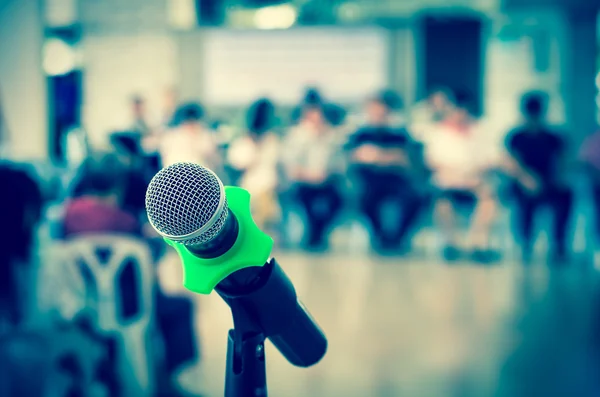Primo piano del microfono in sala conferenze su sfondo sfocato — Foto Stock