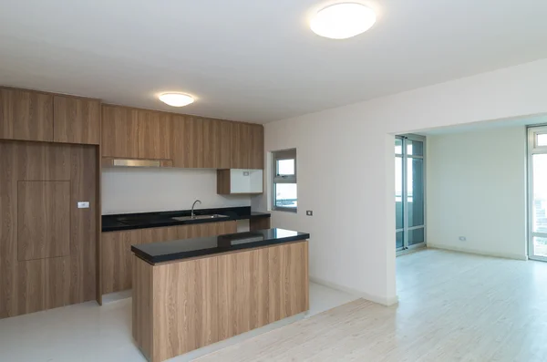 Leere Wohn- und Küchenräume in einer neuen Wohnung — Stockfoto