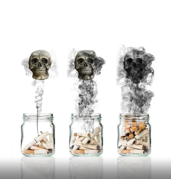 Αποτσίγαρο σε μπουκάλι με τον καπνό που καίει τη ζωή να είναι κρανίο, παγκόσμια ημέρα δεν καπνού — Φωτογραφία Αρχείου