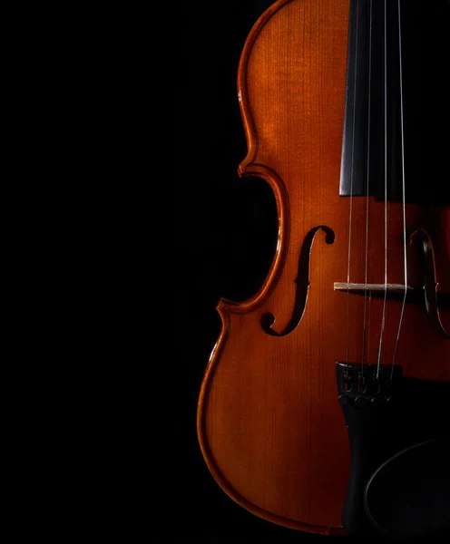 Closeup Violino orquestra instrumentos musicais sobre fundo preto — Fotografia de Stock