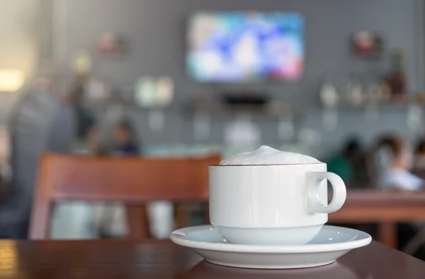 Kaffeetasse auf Coffee-Shop verschwimmen Hintergrund — Stockfoto