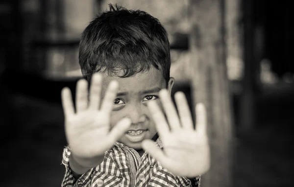 SIEM REAP, CAMBOYA - 2 DE MAYO: Primeros planos del niño no identificado de Camboya en no permitir la acción en Kabal Spean el 2 de mayo de 2015 en Siem Reap, Camboya —  Fotos de Stock