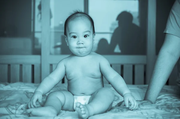 Retrato de bebé asiático feliz en la cama —  Fotos de Stock