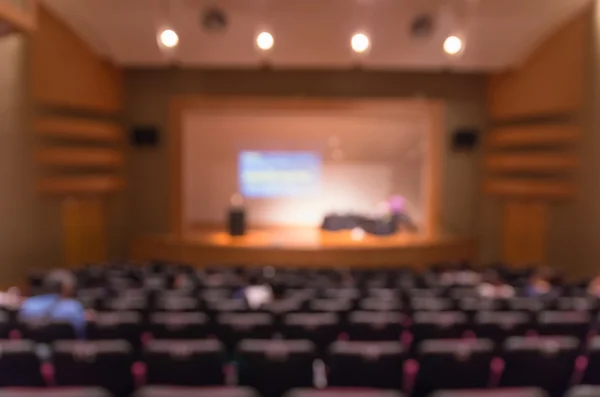 Fotografia borrada abstrata da sala de conferências ou sala de reuniões com fundo do participante — Fotografia de Stock