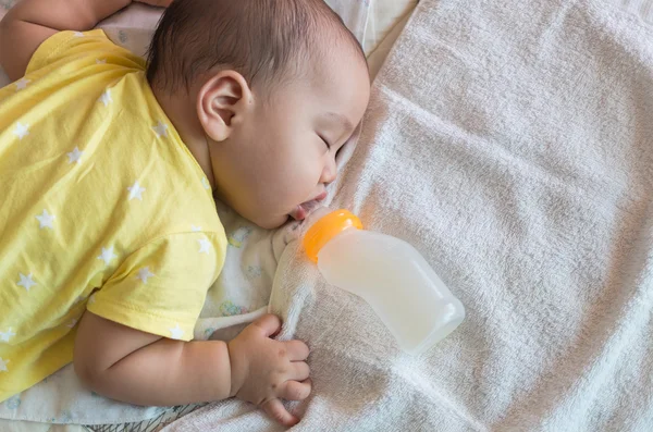Aziatische baby slapen en consumptiemelk — Stockfoto