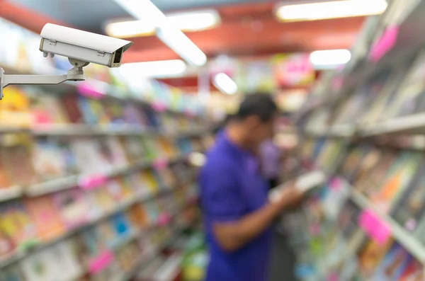 Câmera de segurança CCTV monitora a foto embaçada abstrata da livraria com fundo de pessoas — Fotografia de Stock