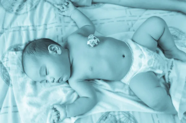 Aziatische baby slapen met blauw hart — Stockfoto