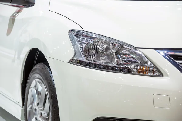 Dettaglio sulla luce posteriore di un'auto bianca in sala — Foto Stock