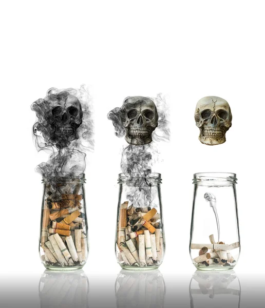 Сигарети в пляшці з димом Спалювання життя, щоб бути черепом, в світі немає тютюну день — стокове фото