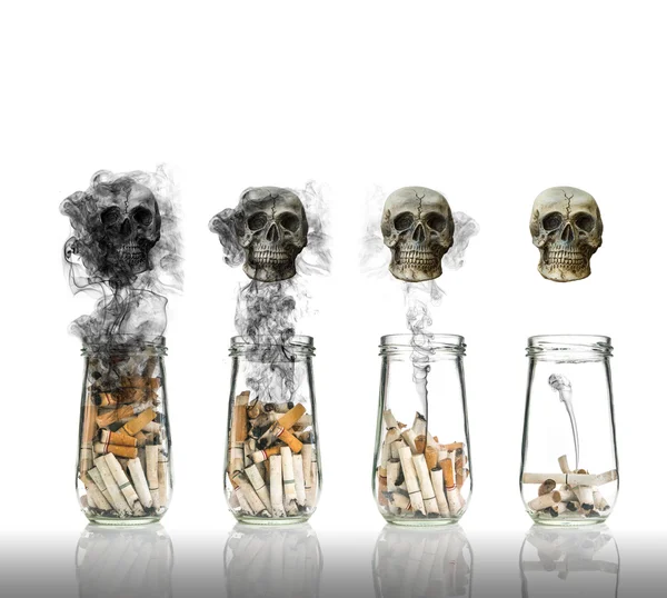 Cigareta zadek v láhvi s kouřem, život se lebka — Stock fotografie