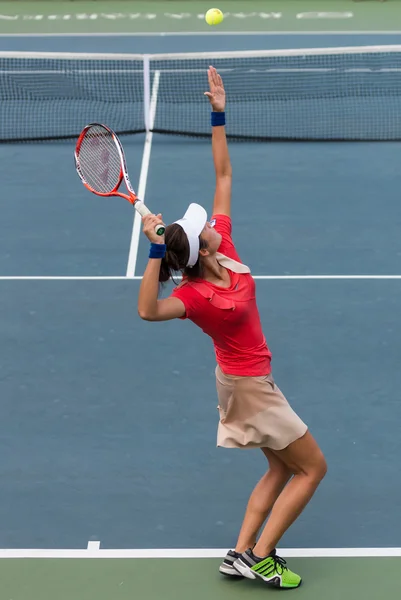 Bangkok, 22 mei: Nicha Lertpitaksinchai van Thailand actie in Chang Itf Pro Circuit 3 internationale Tennis Federatie 2015 op de halve finale bij Rama Gardens Hotel op mei 22, 2015 in Bangkok Thailand.She won in deze wedstrijd — Stockfoto