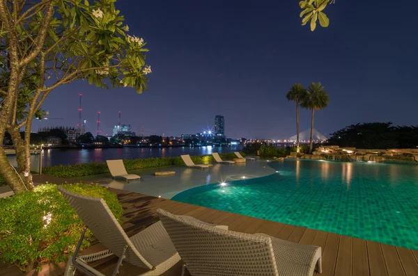 BANGKOK, THAILANDIA - 23 APRILE: Piscina di lusso del mio resort come condominio fluviale accanto al fiume Chao Phraya il 23 aprile 2015 a Bangkok, Thailandia — Foto Stock