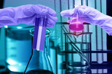 Kimyasal laboratuvar, reaktif test şişesi bırakarak bilim adamı