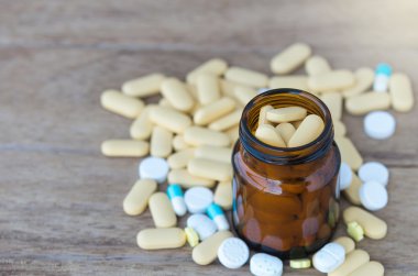 Hap ya da vitamin ahşap zemin üzerine tıp şişelerde