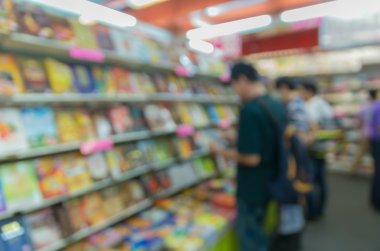 İnsanlar geçmişi olan kitap deposunun soyut bulanık fotoğraf