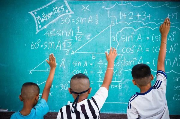 Mãos erguidas em sala de aula no campo Escola entre colegas — Fotografia de Stock