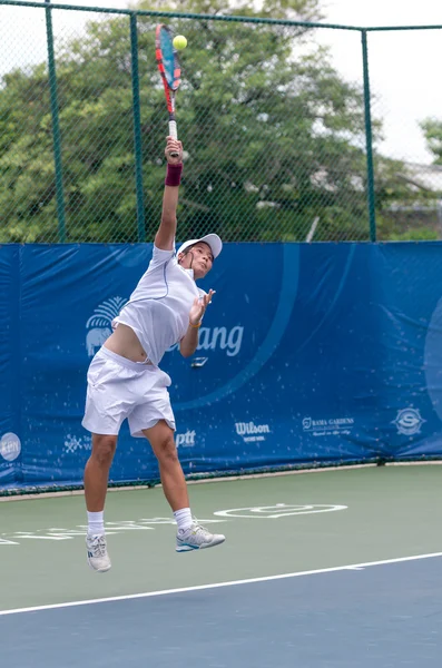 BANGKOK, 22 MAGGIO: Azione Peangtarn Plipuech of Thailand a Chang ITF Pro Circuit 3 International Tennis Federation 2015 in semifinale al Rama Gardens Hotel il 22 maggio 2015 a Bangkok Thailandia . — Foto Stock