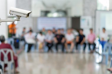 CCTV güvenlik kamera monitörde aydınlık bir konferans Salonu'nda toplantı bulanık arka plan