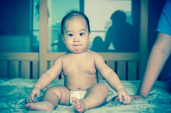Retrato de bebê asiático feliz na cama — Fotografia de Stock