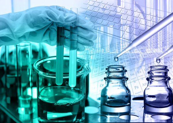 Химическая лаборатория, ученый сбрасывает реагент на пробирку
