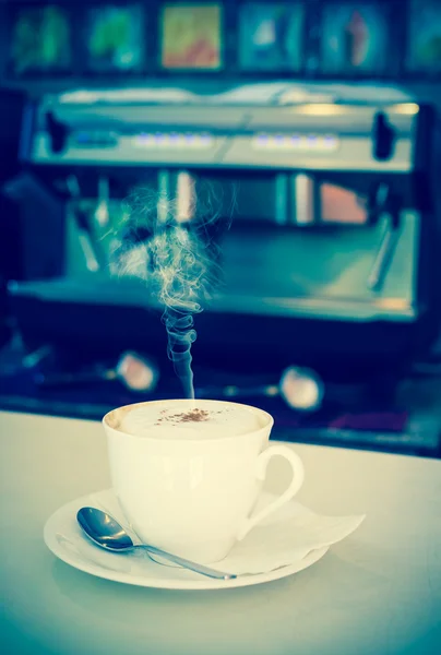マシンのコーヒー カップは、背景をぼかし — ストック写真