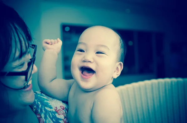 Retrato de bebê asiático feliz com a mãe em tecer cadeira de bambu, foco no bebê — Fotografia de Stock