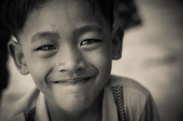 SIEM REAP, CAMBOYA - 2 DE MAYO: Primer plano frente a un niño no identificado de Camboya en Kabal Spean el 2 de mayo de 2015 en Siem Reap, Camboya —  Fotos de Stock