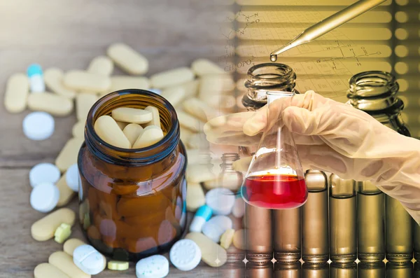 Frasco de prueba con pastillas o vitaminas en botellas de medicina sobre fondo de madera, Laboratorio Químico — Foto de Stock