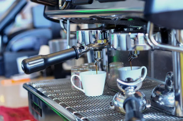 Coffee machine making espresso shot in a cafe shop, blue cool tone — Stock Photo, Image
