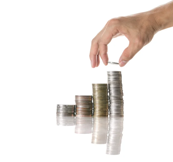 Hand innehav och lägga ett mynt på stackar mix mynt på vit bakgrund, investeringar affärsidé — Stockfoto