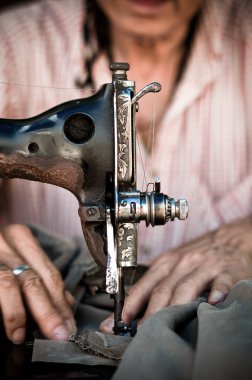 Vintage dikiş makinesi ve yaşlı adam
