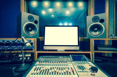 Monitör ve hoparlör ile müzik stüdyosu