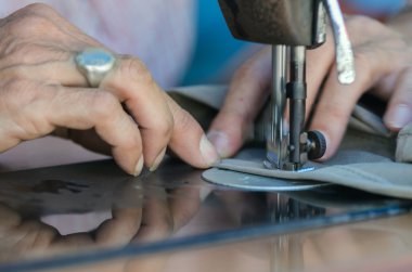 Bağbozumu dikiş makinesi ve erkek elleri