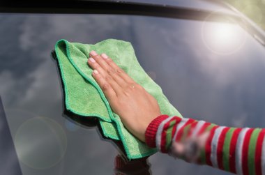 Araba araba bakım dükkanında parlatma