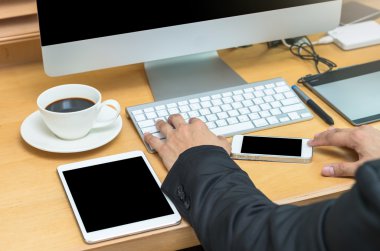 Bilgisayar ve tablet çalışma iş adamı 