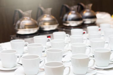 uçan daireler ile beyaz kahve bardağı 