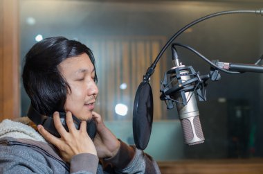 Genç Asyalı şarkıcı kayıt şarkı 