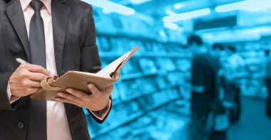 insanlar geçmişi olan kitap mağazaları