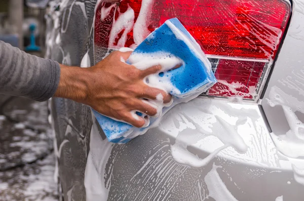 Menselijke hand reinigen auto — Stockfoto