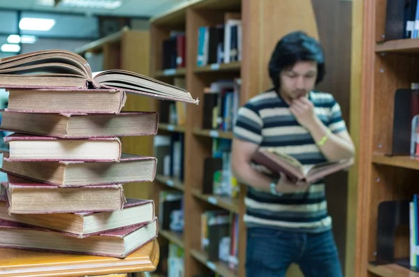 Joven leyendo libro —  Fotos de Stock