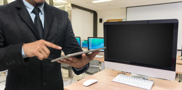 Geschäftsmann mit Tablet — Stockfoto