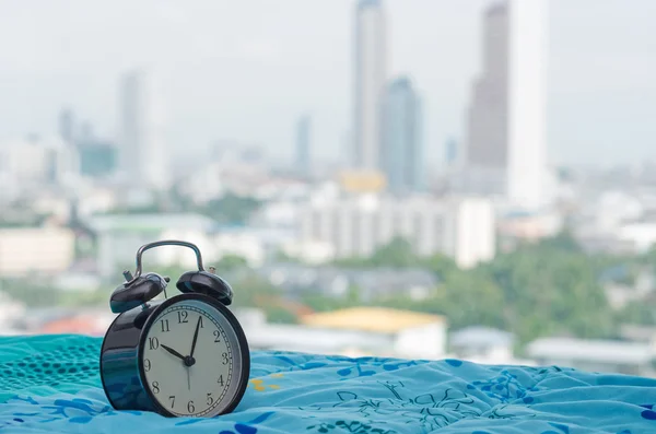 침대에 빈티지 알람 시계 — 스톡 사진