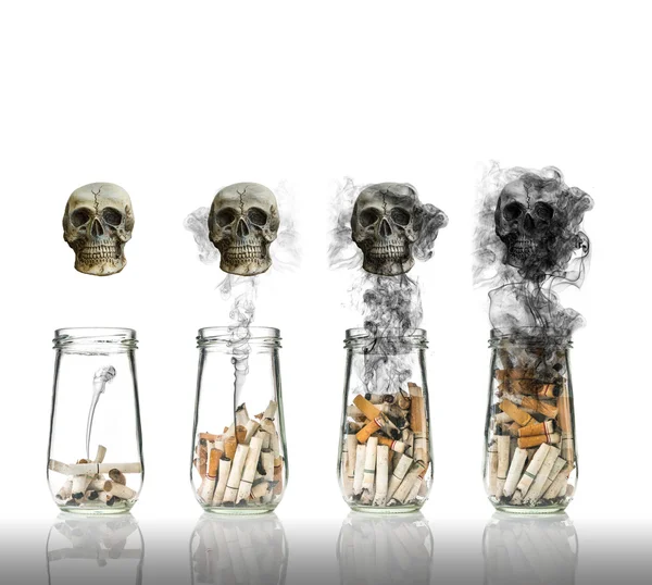 Nedopalky cigaret v lahvích — Stock fotografie