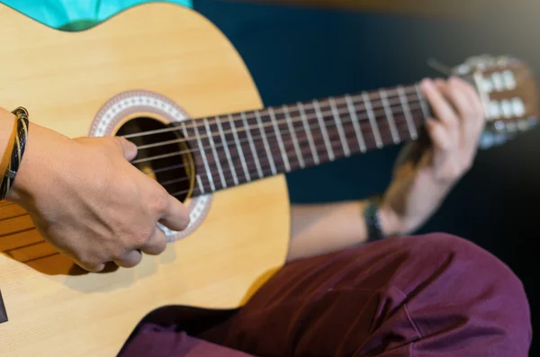 Musicus spelen gitaar — Stockfoto