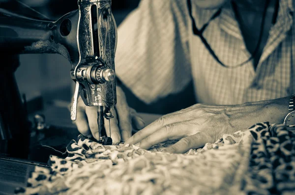 Vintage-Nähmaschine und Männerhände — Stockfoto