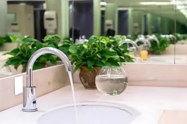 Grifo de cromo con lavabo — Foto de Stock