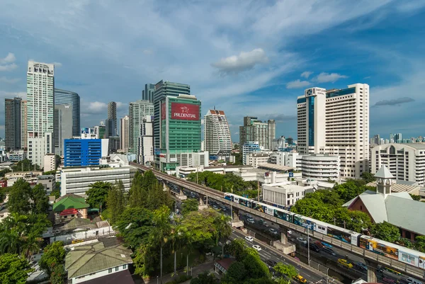 Небо поїзд біг в Бангкоку — стокове фото