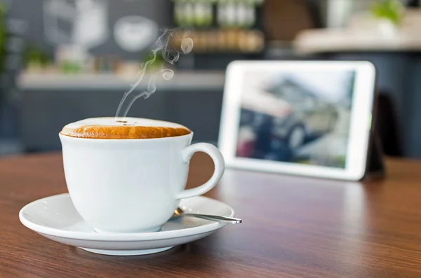 Heiße Cappuccino-Tasse — Stockfoto