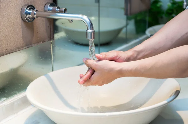 Wassen handen in moderne vleermuis — Stockfoto